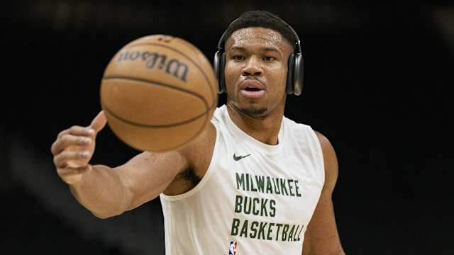 Milwaukee Bucks forward Giannis Antetokounmpo (34) reaches for the ball